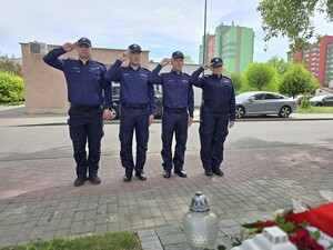na zdjęciu Komendant Powiatowy w Raciborzu oraz jego zastępca wraz z policjantami, oddają hołd pod obeliskiem aspiranta Michała Kędzierskiego