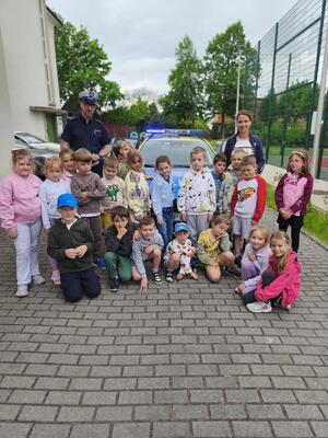 na zdjęciu policjant i przedszkolaki na spotkaniu