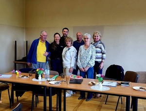 na zdjęciu policjanci z seniorami