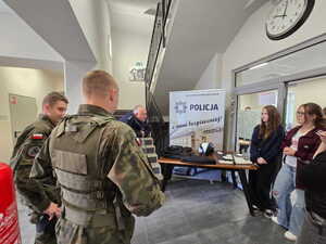 na zdjęciu policjant przy stanowisku profilaktycznym