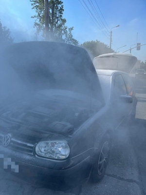 na zdjęciu auto całe zadyminone