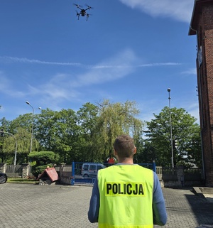 na zdjęciu policjant z dronem