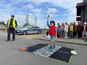 na zdjęciu policjant uczy przechodzić przez przejście