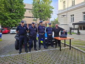 na zdjęciu policjanci