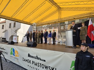 NA ZDJECIU SCENA NA KTÓREJ SĄ ZAPROSZENI GOSCIE