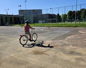 na zdjęciu uczniowie zdaja egzamin na kartę rowerową