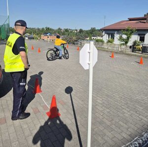 na zdjęciu uczniowie zdaja egzamin na kartę rowerową
