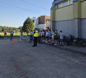 na zdjęciu uczniowie zdaja egzamin na kartę rowerową