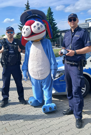 na zdjęciu sznupek i policjanci