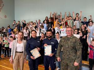 na zdjęciu policjanci i uczestnicy