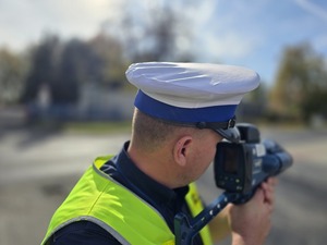 na zdjeciu policjant ruchu drogowego