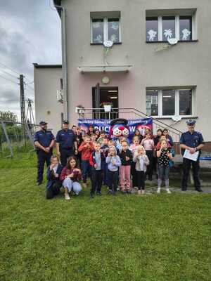 na zdjęciu policjanci i uczniowie