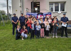 na zdjęciu policjanci z dziećmi