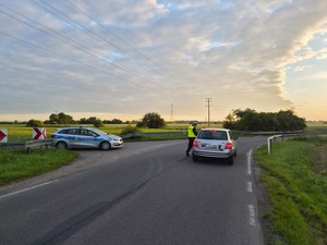 na zdjęciu policjant kontroluje trzeźwość