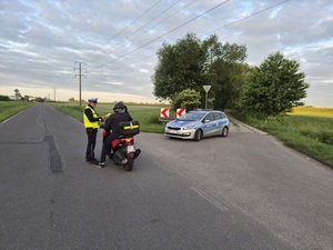 na zdjęciu policjant kontroluje trzeźwość