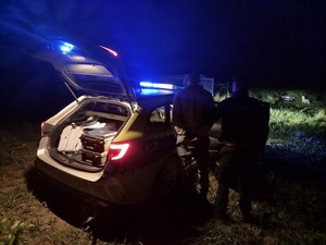 na zdjęciu policjant i zatrzymany mężczyzna