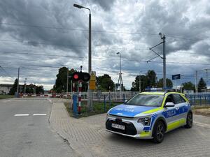 na zdjeciu radiowóz i przejazd kolejowy