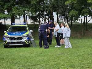 na zdjęciu policjanci na festynie