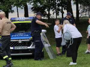 na zdjęciu policjanci na festynie
