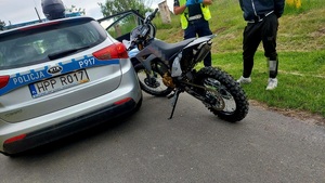na zdjęciu motocyklista kontrolowany