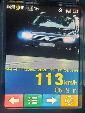 na zdjęciu prędkość 113 km na urządzeniu