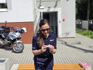 na zdjęciu policjantka