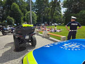 na zdjęciu policjanci na spotkaniu w szkole