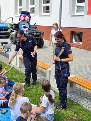 na zdjęciu policjanci na spotkaniu w szkole