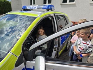na zdjęciu dziewczynka w radiowozie