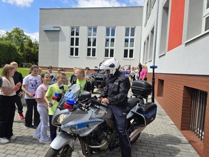 na zdjęciu policjanci na spotkaniu w szkole
