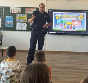 na zdjęciu policjant na spotkaniu