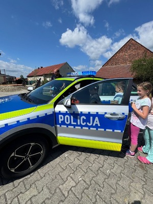 na zdjęciu dzieci przy radiowozie