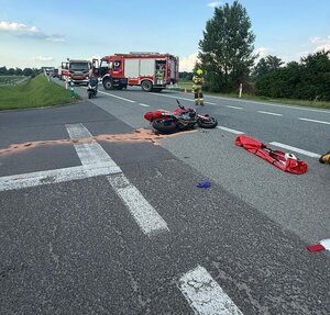 na zdjęciu motocykl po zdarzeniu drogowym
