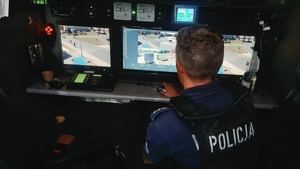 na zdjęciu policjant obsługujący sprzęt