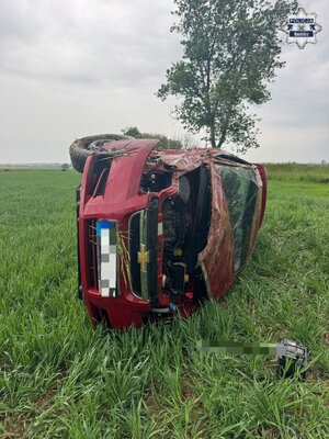 na zdjęciu rozbite auto