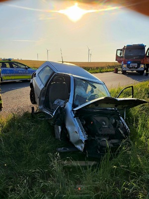 na zdjęciu rozbite auto w rowie