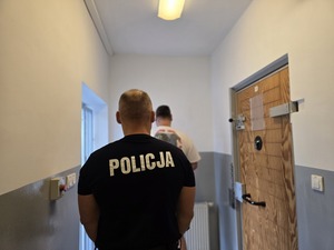 na zdjęciu zatrzymany z policjantem