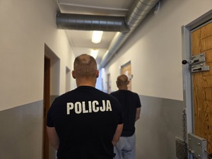 na zdjęciu zatrzymany z policjantem