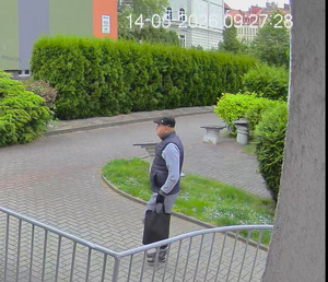 na zdjęciu sprawca
