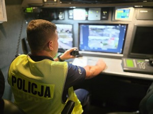 na zdjęciu policjant