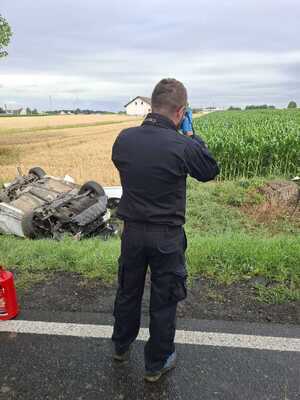 na zdjęciu auto po zdarzeniu drogowym