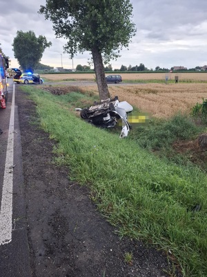 na zdjęciu auto po zdarzeniu drogowym
