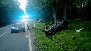 NA ZDJECIU MIEJSCE ZDARZENIA AUTO W ROWIE KTÓRE DACHOWAŁO