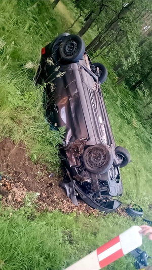 NA ZDJECIU MIEJSCE ZDARZENIA AUTO W ROWIE KTÓRE DACHOWAŁO