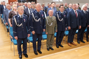 na zdjęciu policjanci na uroczystej zbiórce