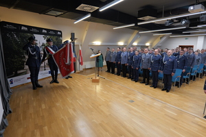 na zdjęciu policjanci na uroczystej zbiórce