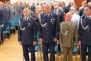na zdjęciu policjanci na uroczystej zbiórce