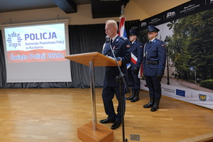 na zdjęciu komendant przemawia