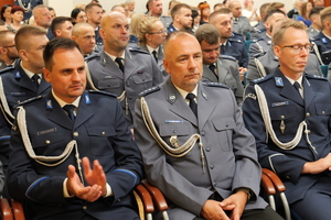 na zdjęciu policjanci na uroczystej zbiórce
