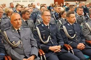 na zdjęciu policjanci na uroczystej zbiórce